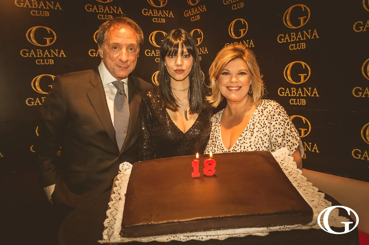 Alejandra Rubio, en su 18º cumpleaños, con sus padres, Terelu y Alejandro.