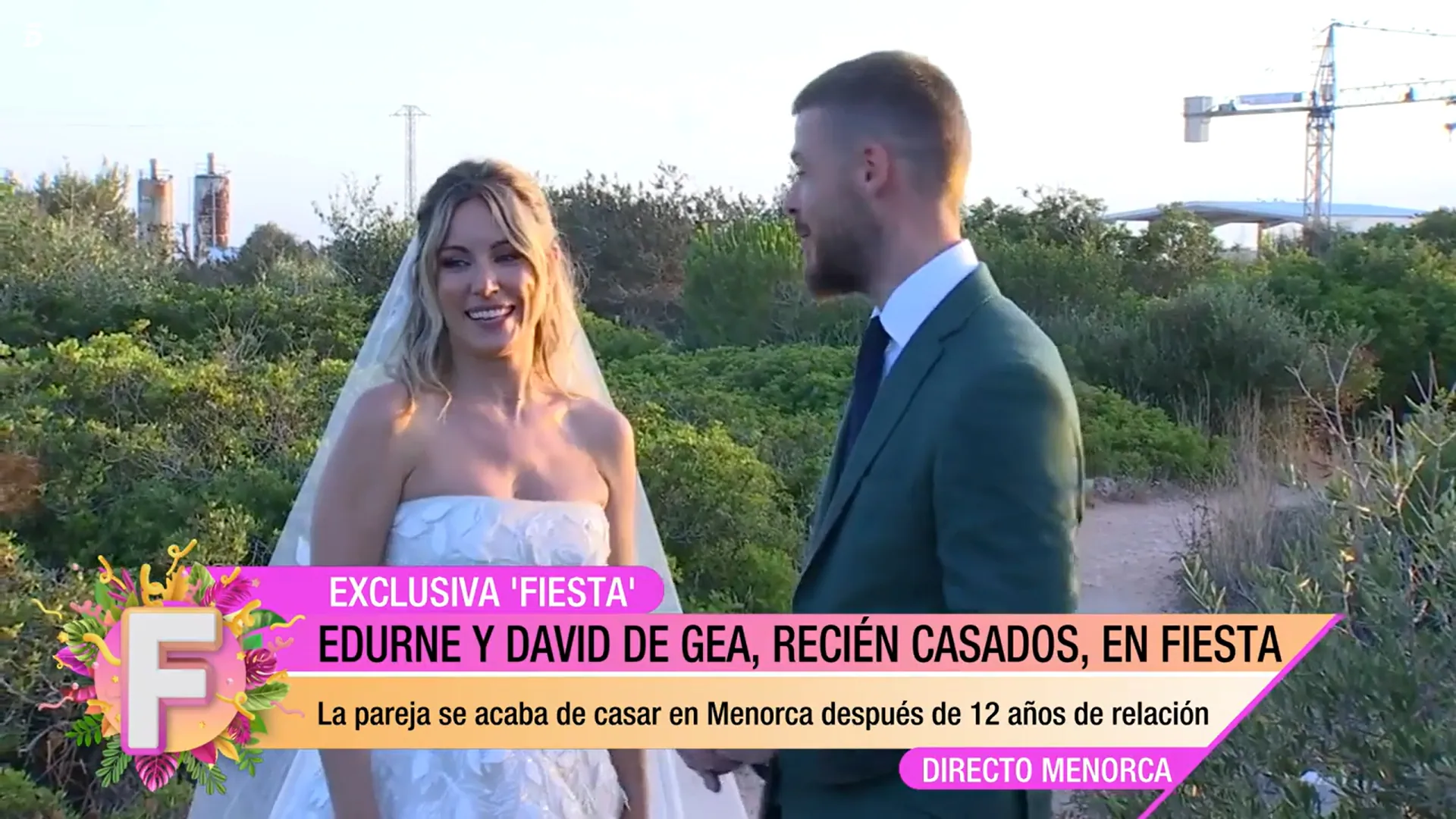 Edurne y David de Gea posan para los medios que esperaban a las puertas de su boda (Telecinco)