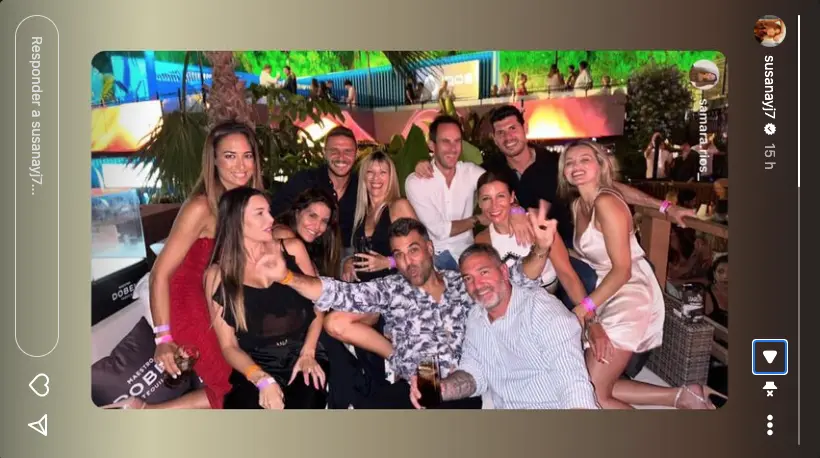 Susana Saborido y Joaquín Sánchez con sus amigos en su aniversario.