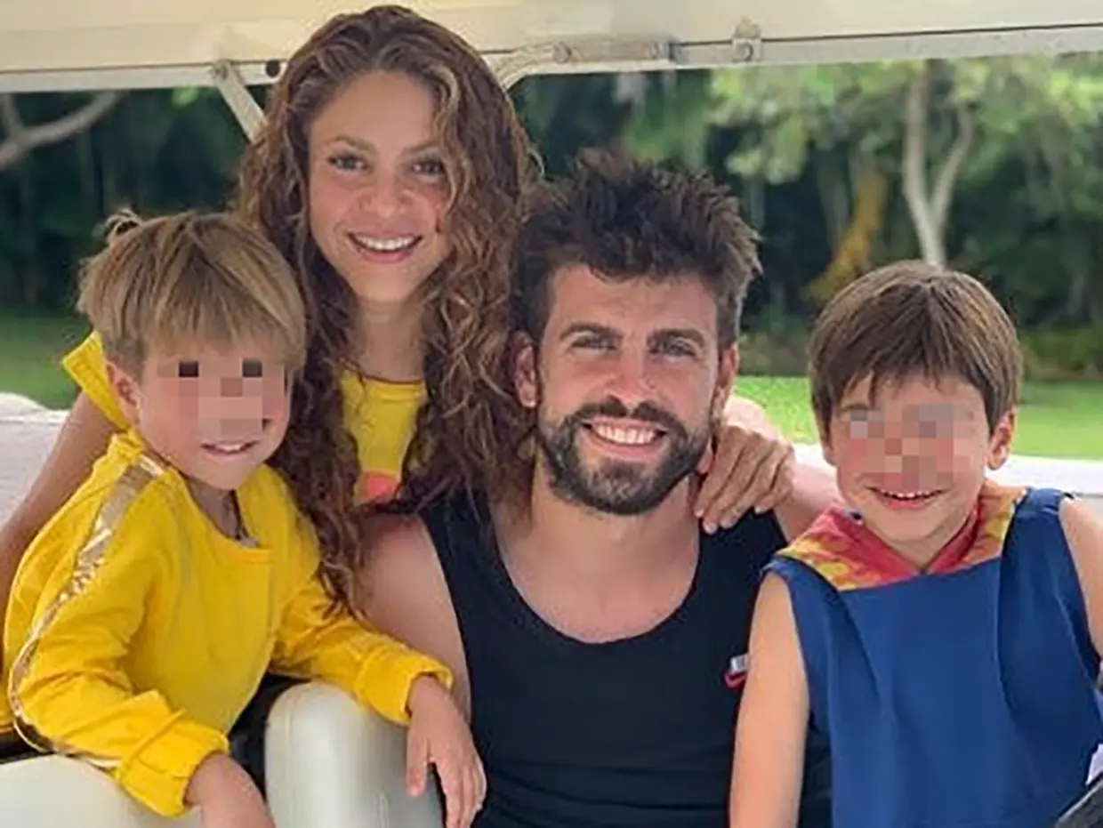 Shakira y Piqué posando con sus hijos.