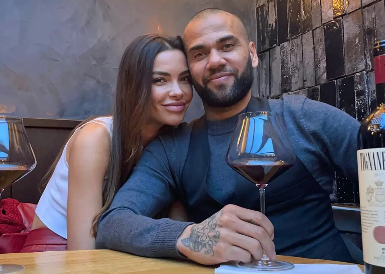 Dani Alves y Joana Sanz posando juntos