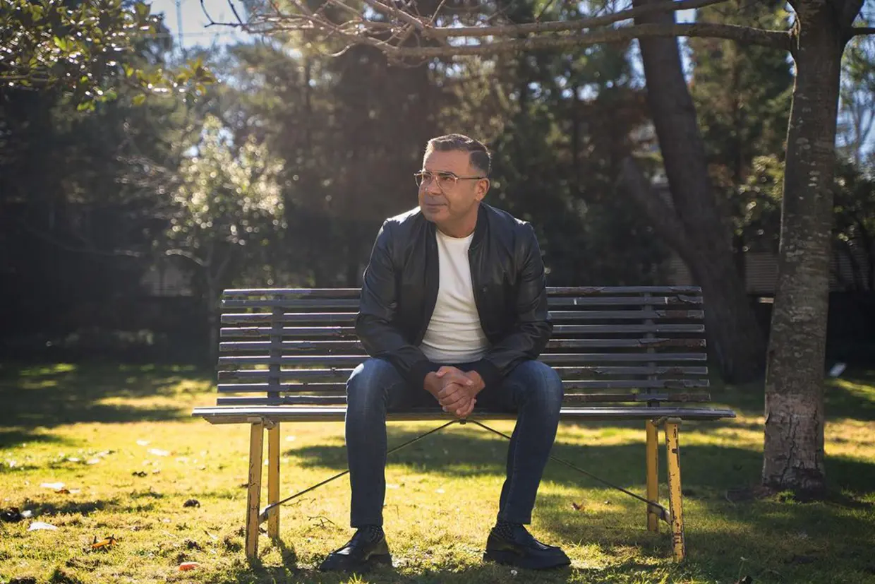 Jorge Javier sentado en un banco.