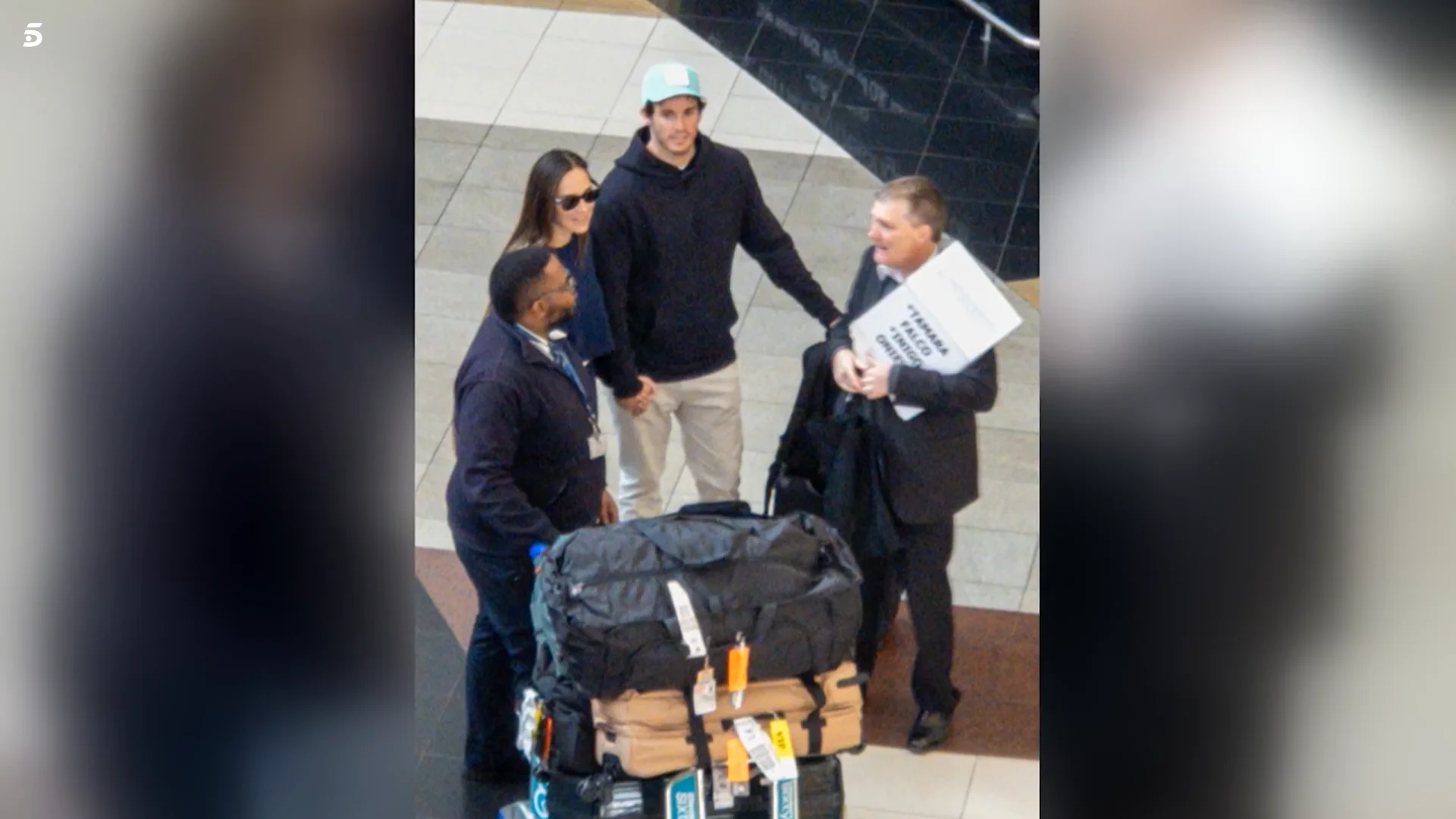 Tamara Falcó e Íñigo Onieva llegando al aeropuerto (Telecinco)