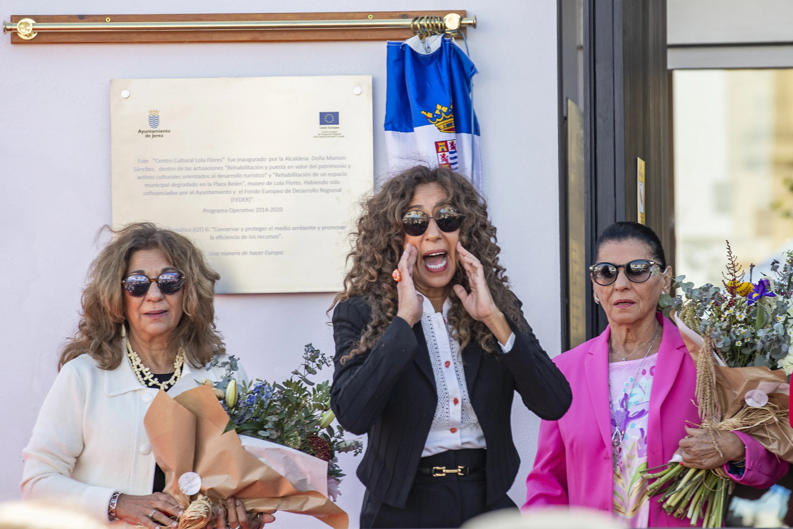 Lolita, Rosario y Carmen Flores, en la inaguración del Centro Cultural Lola Flores.