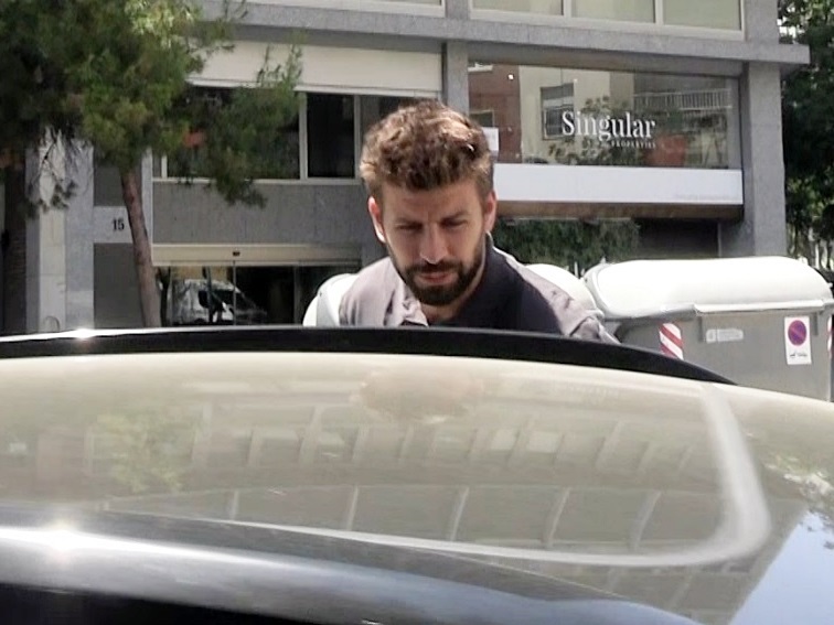 Gerard Piqué dejando a sus hijos con su madre (Imagen: EP).