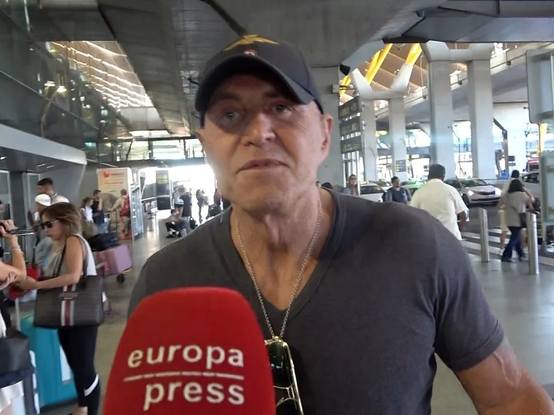 Kiko Matamoros en el aeropuerto, hablando con Europa Press (EP)
