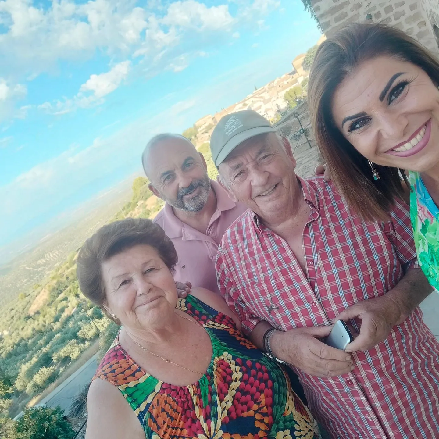 Ginés, junto a sus padres y su novia, Yaiza.