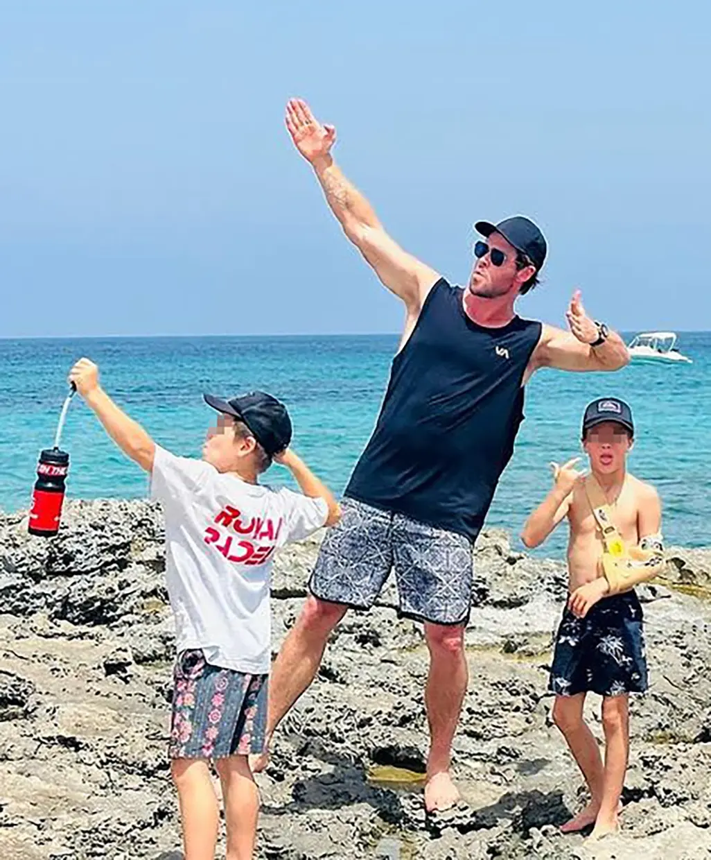 Chris Hemsworth jugando con sus hijos en la playa.