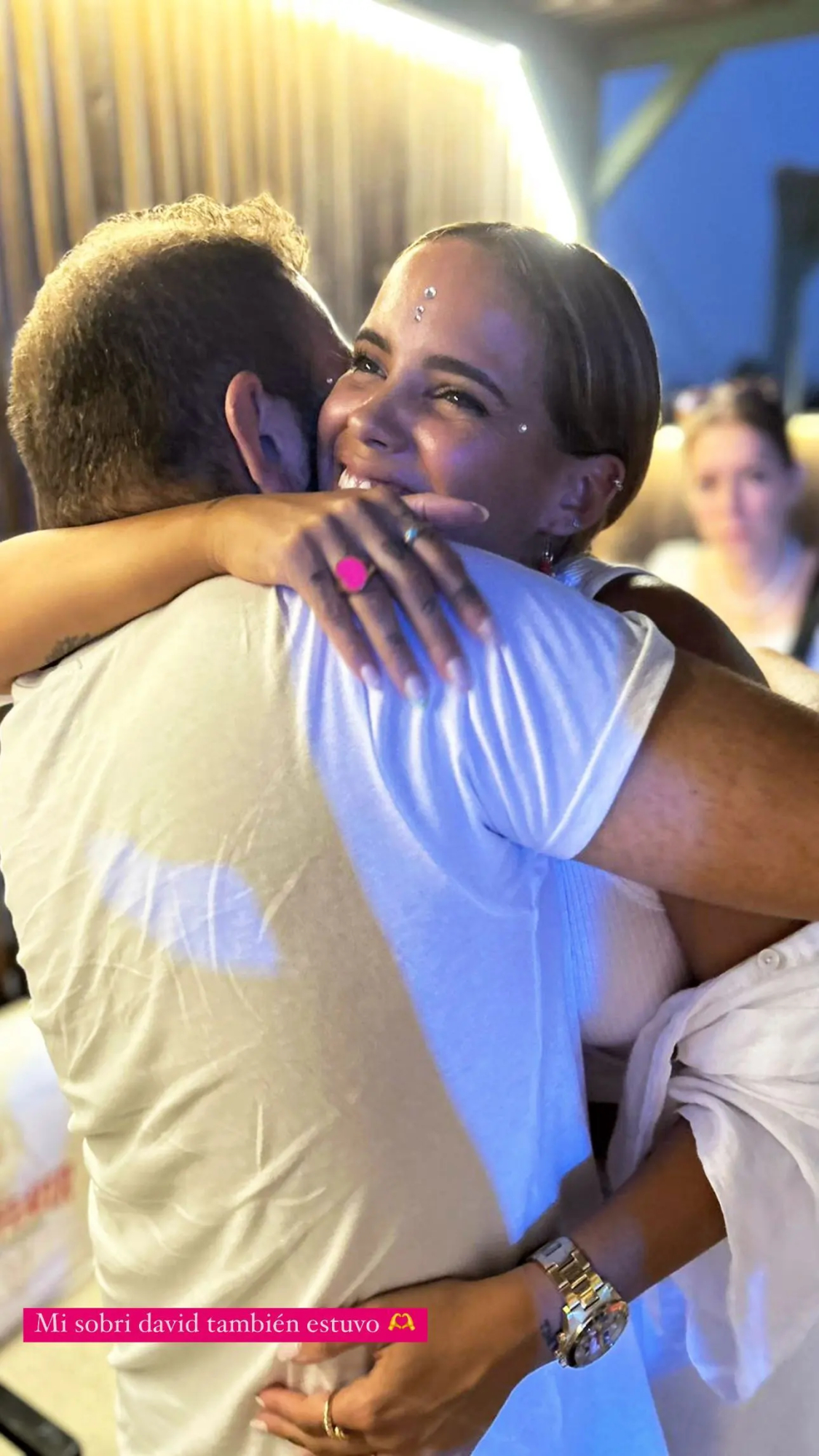 Gloria Camila y David Flores, fundidos en un tierno abrazo.