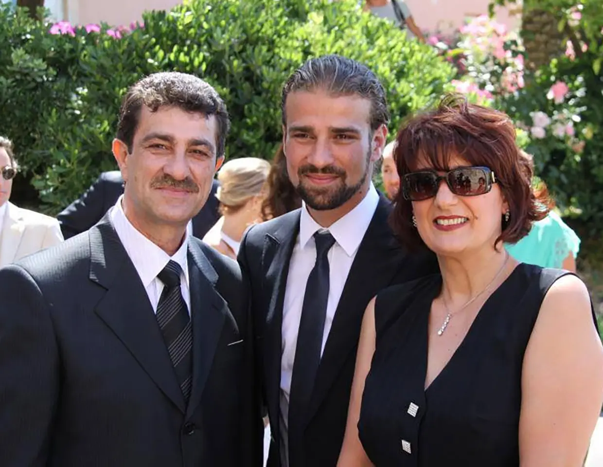 Mario Biondo con sus padres