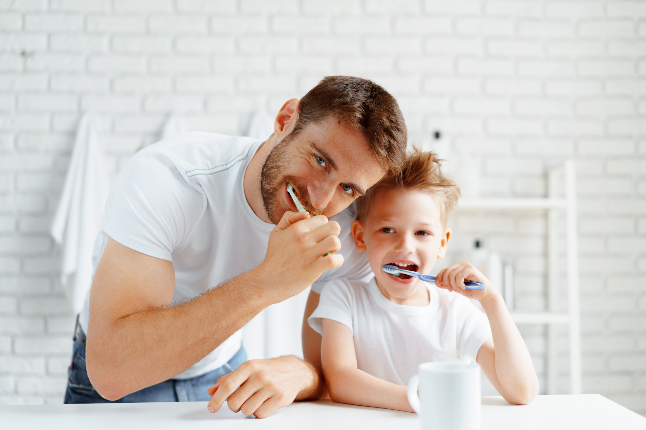 Desde la niñez se han de cepillar los dientes durante dos minutos después de cada comida para eliminar la placa bacteriana.
