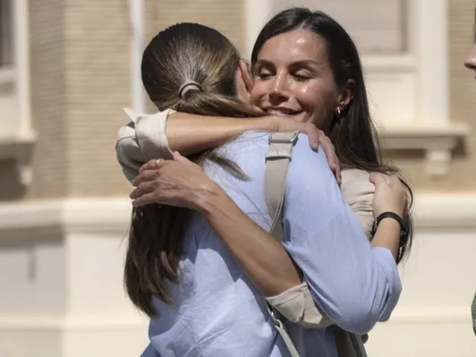 Letizia y su hija mayor, abrazándose ajenas a las cámaras.