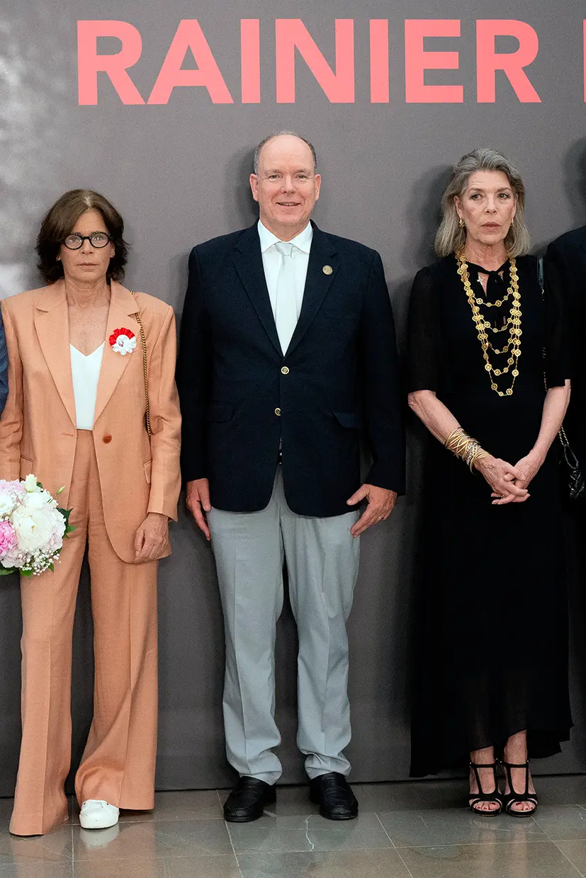 Alberto y sus dos hermanas, Estefanía y Carolina.