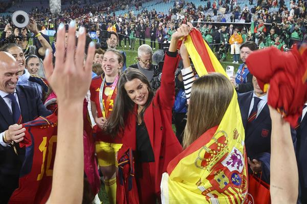 La reina Letizia y la infanta Sofía en Sidney celebrando la victoria con las futbolistas