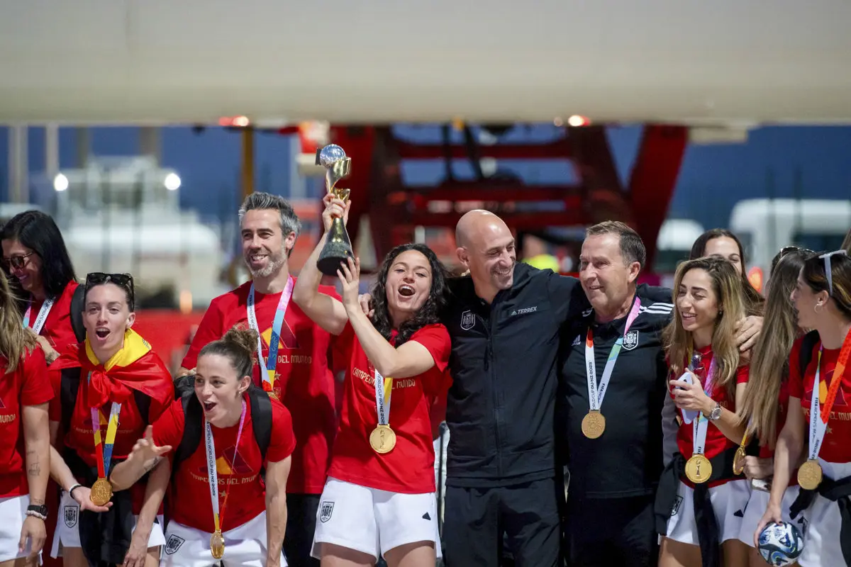 Luis Rubiales con la selección femenina de fútbol