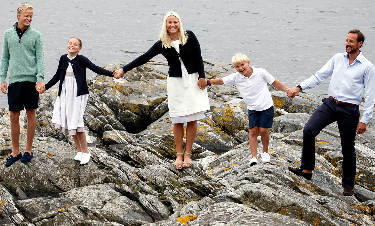 Los reyes de noruega con sus dos hijos, Ingrid Alexandra y Sverre, y el hijo de ella, Marius.