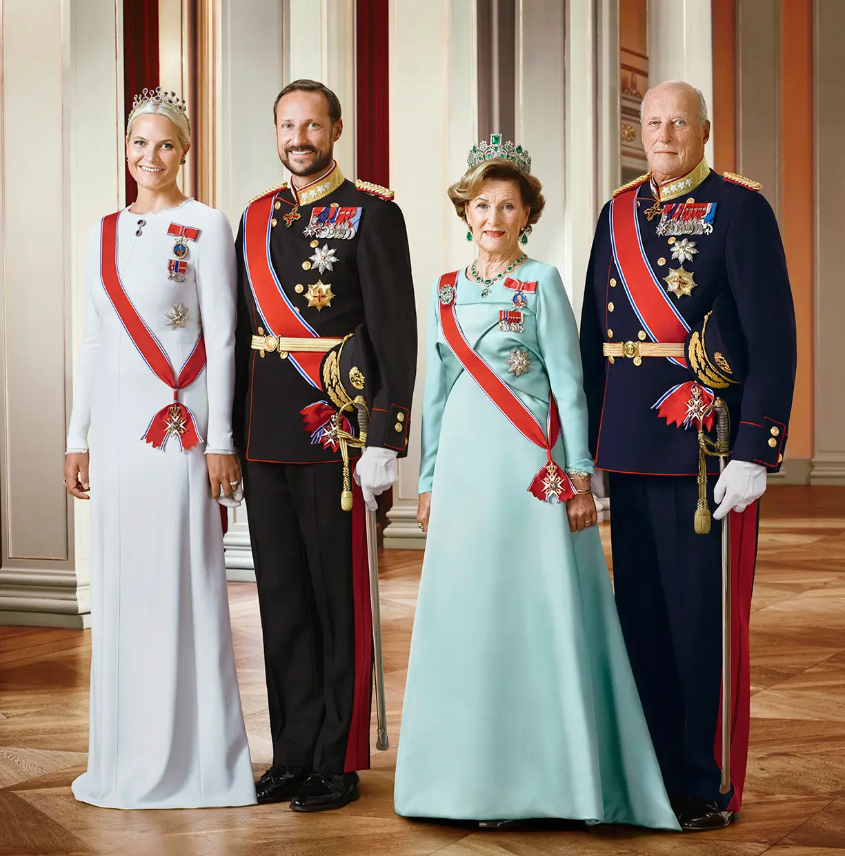Mette-Marit y Haakon con los padres de éste, los reyes Harald y Sonia.