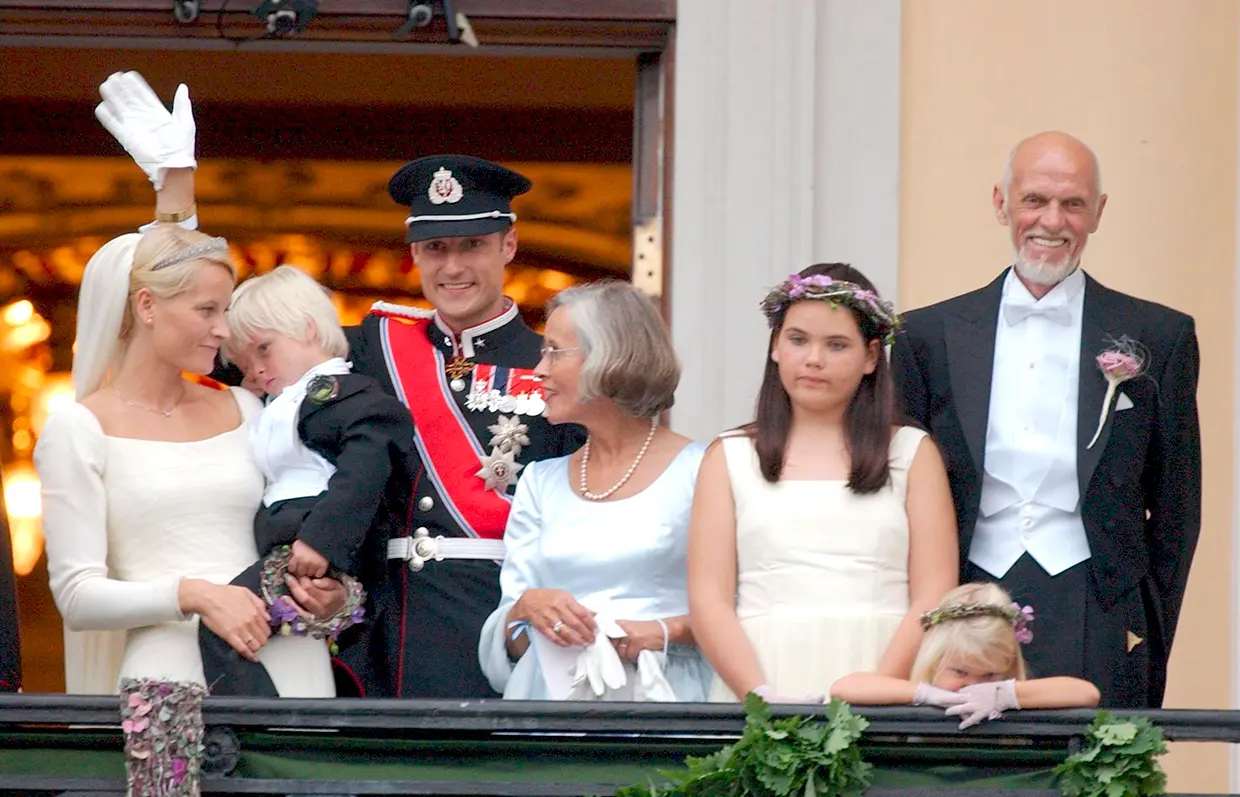 El día de su boda con su hijo en brazos y con sus padres, Marit Tjessem y Sven Olaf Hoiby.