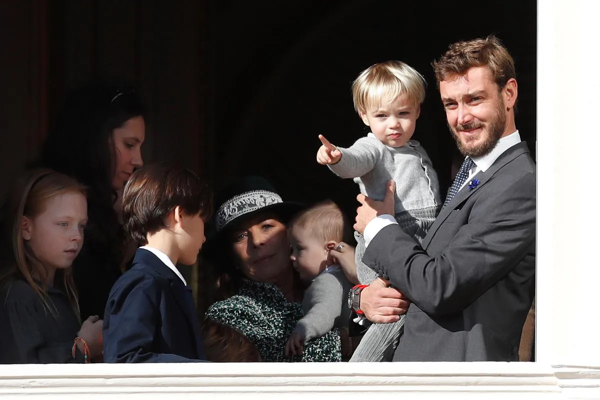 Pierre Casiraghi con sus hijos y sobrinos en el balcón del Palacio Real de Mónaco.