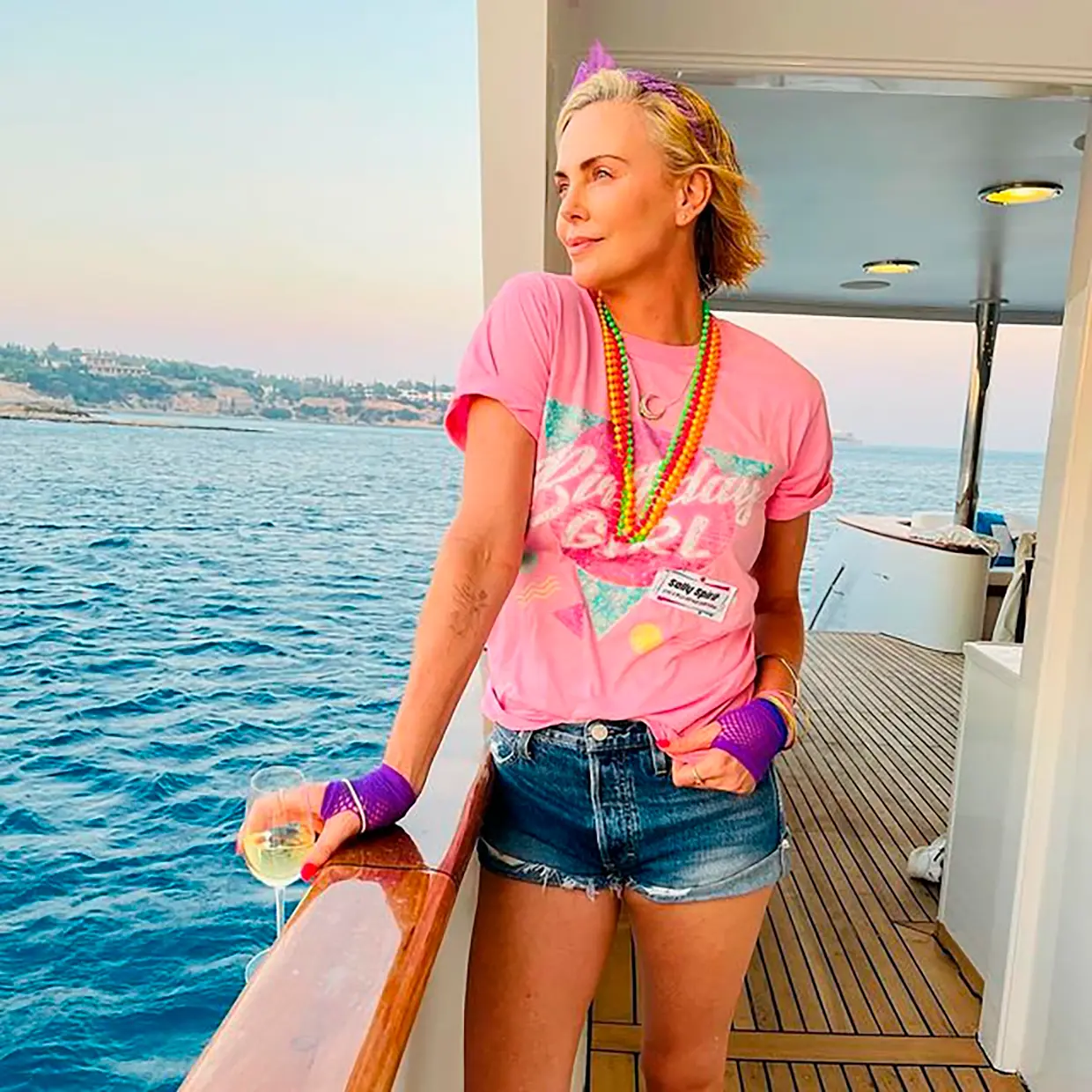 Charlize Theron en un barco