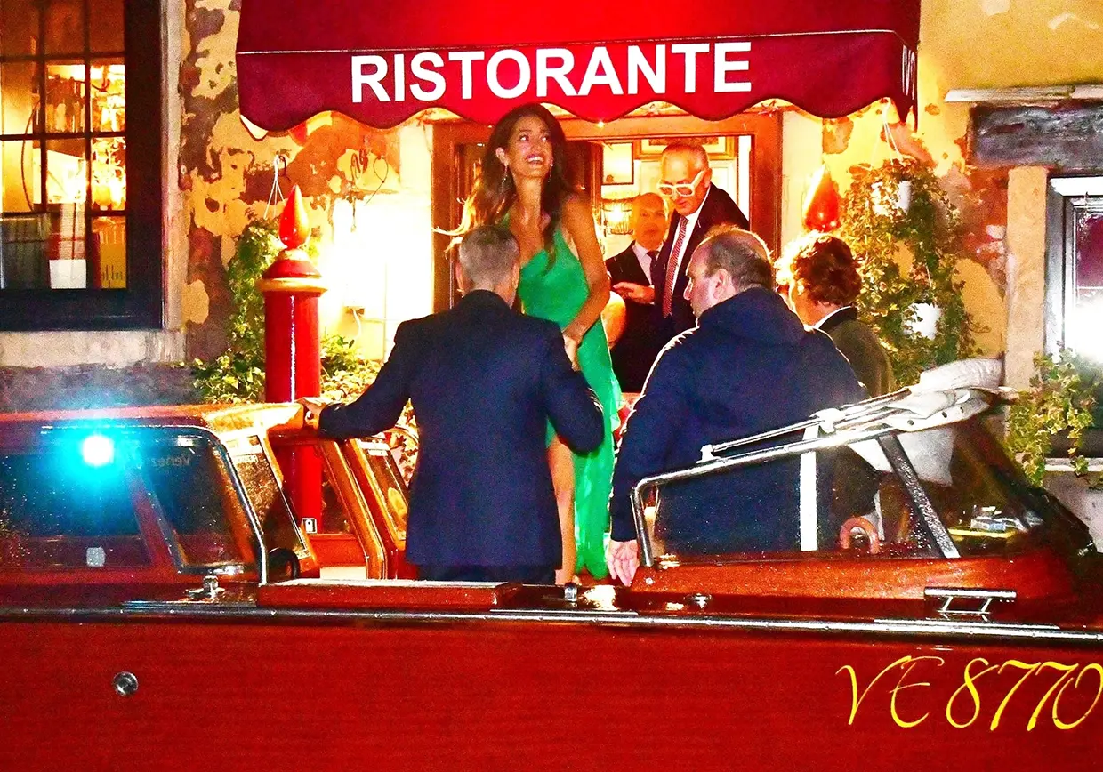 La pareja saliendo de un popular restaurante veneciano