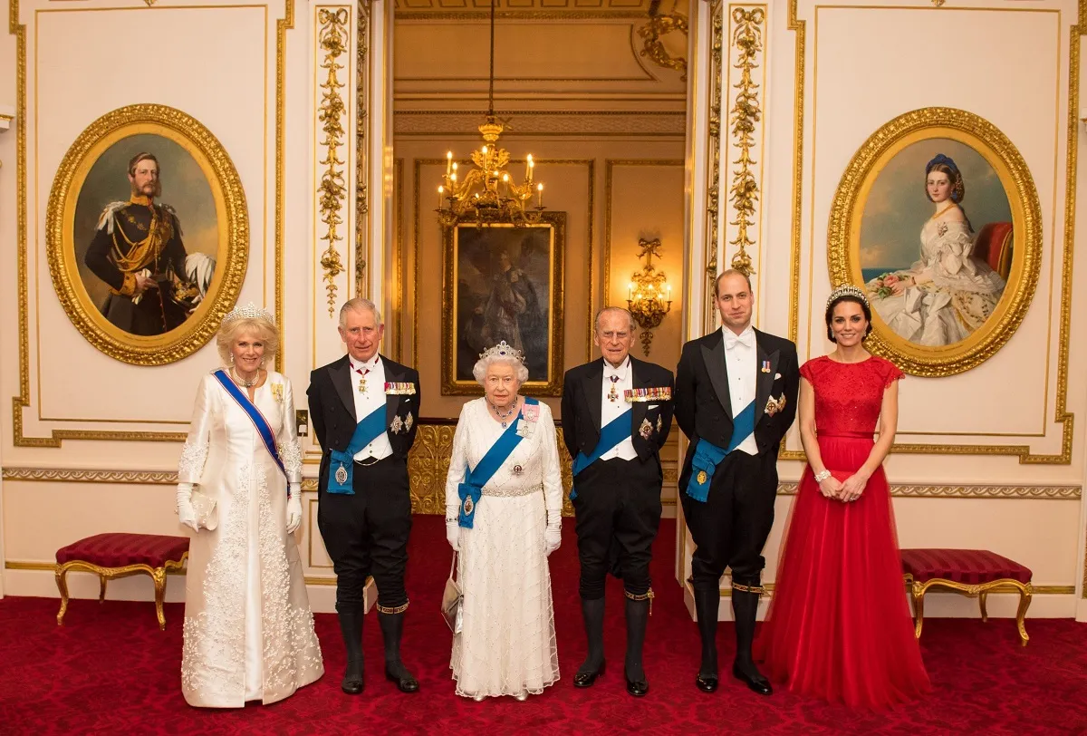 Isabel II y el duque de Edimburgo, en un retrato oficial con Carlos, Camilla, Guillermo y Kate.