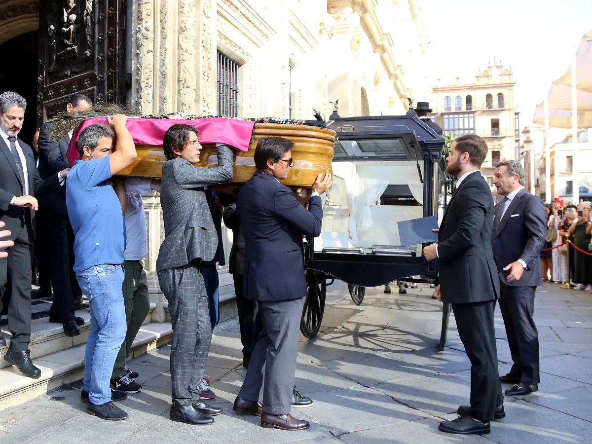 Alejandro y Fran Rivera cargando el féretro de María Jiménez, en el ayuntamiento de Sevilla. Foto: EP.