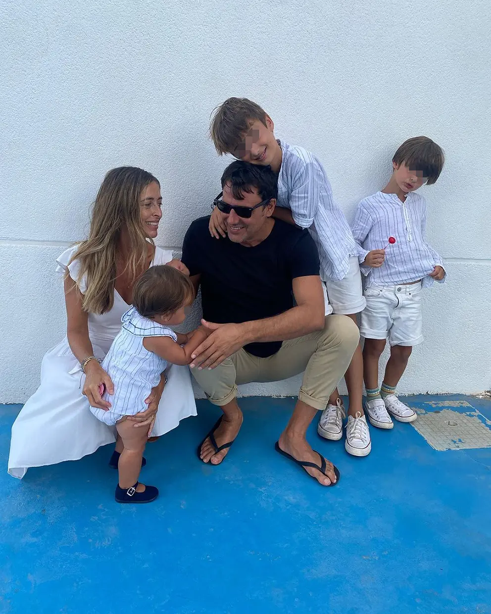 Ion Aramendi con María Amores y sus 3 hijos.