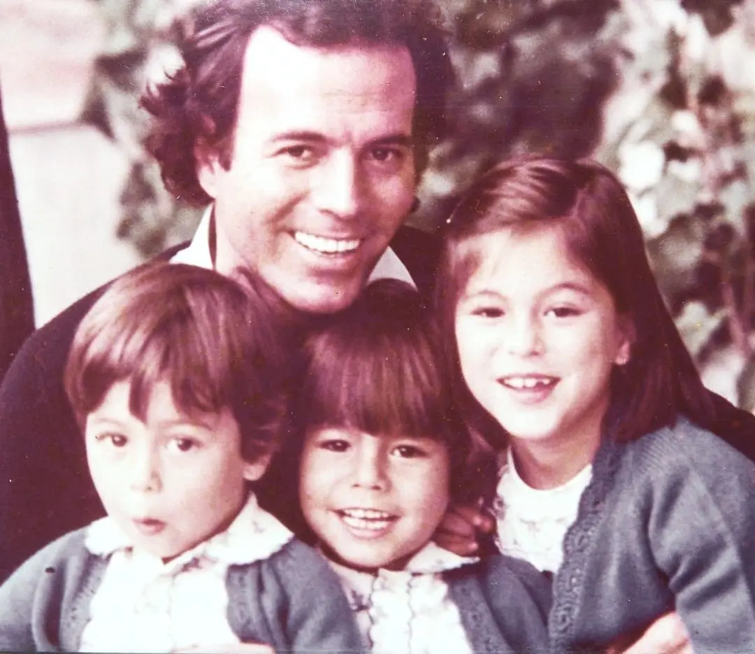 Julio Iglesias junto a sus hijos