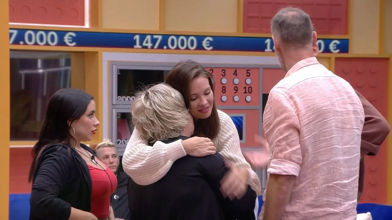 Jessica Bueno abraza a Karina en 'GH Vip'.