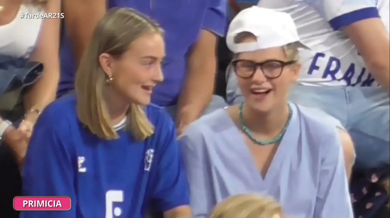 Irene Urdangarin y Johanna Zott viendo un partido de Pablo.