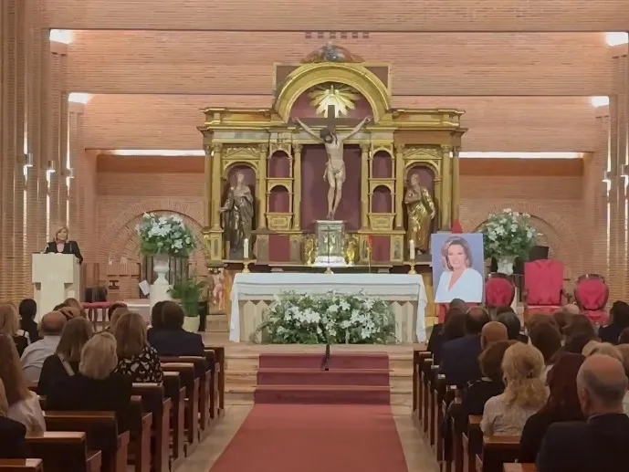 El interior de la iglesia donde se celebró el funeral de María Teresa Campos.