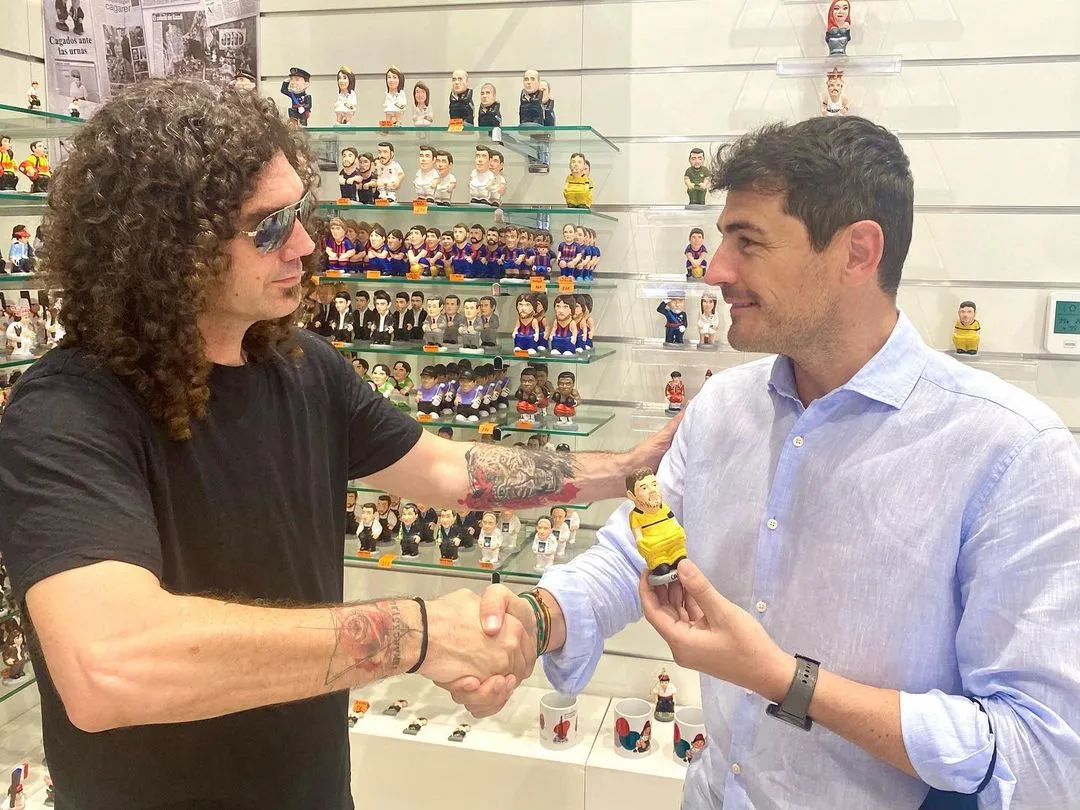 Pablo Ibáñez en su tienda de caganers con Íker Casillas.