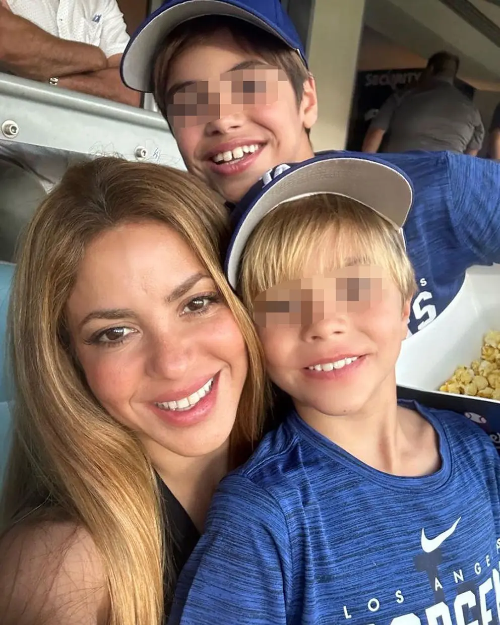 Shakira en una imagen de redes con sus hijos Milan y Sasha.