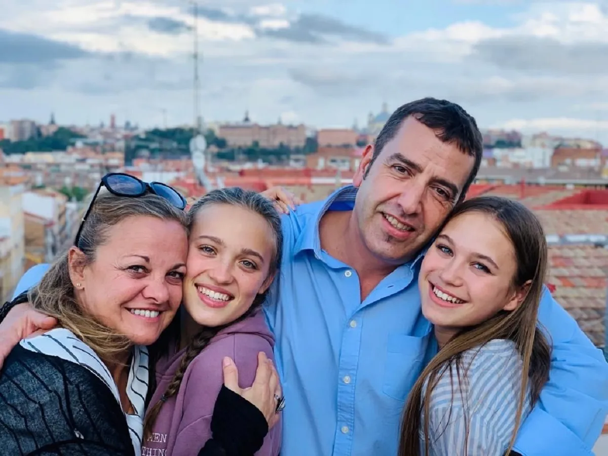 Ángeles Martín junto a su marido y sus hijas.