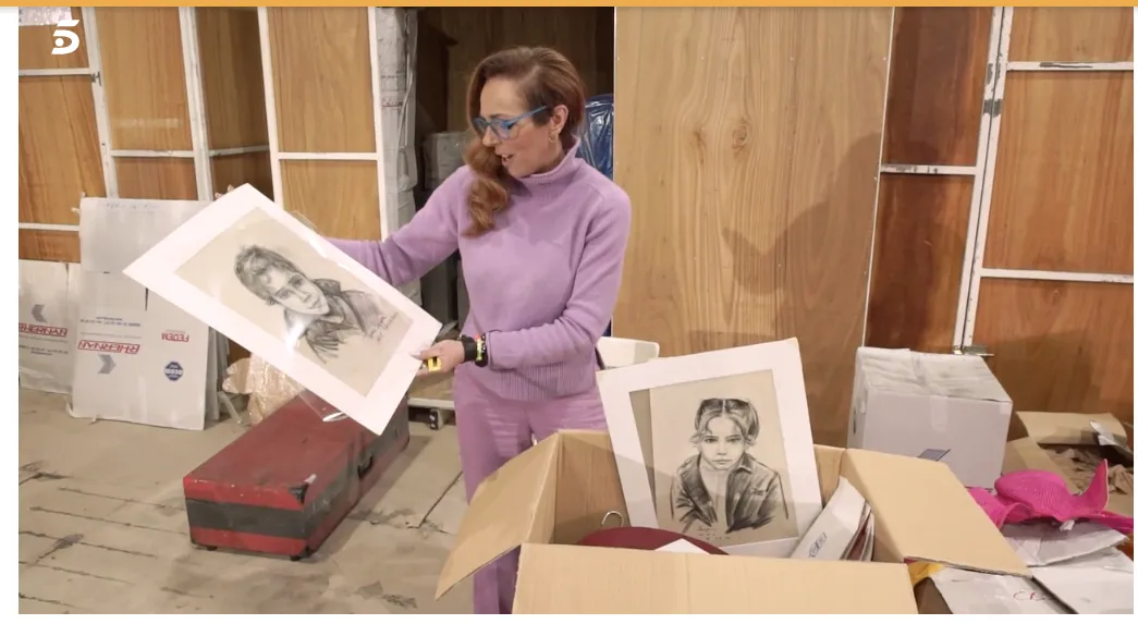 Rocío Carrasco en el programa 'Montealto: regreso a la casa' con varias pertenencias de su madre.
