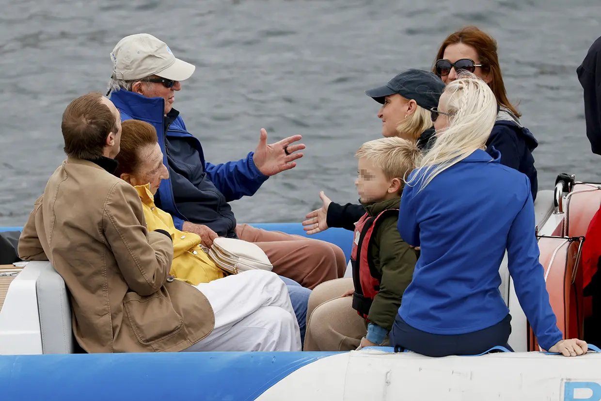 Juan Carlos, con su hermana Margarita y sobrino Alfonso Zurita, charlando con la hermana de éste, María, mamá de Carlitos.