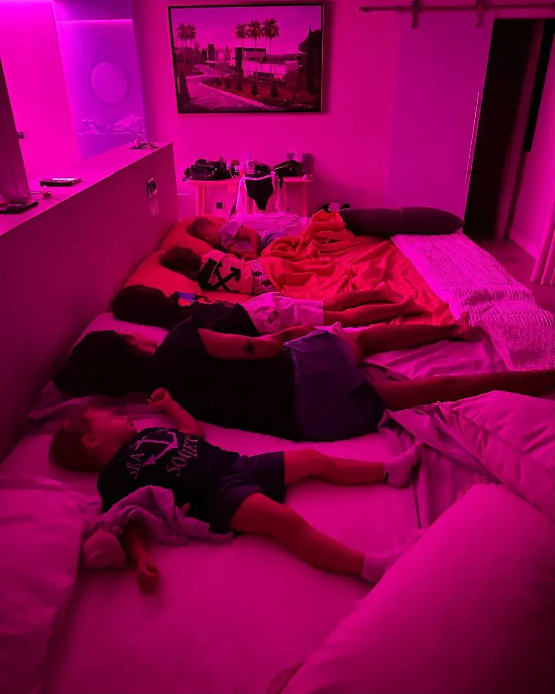 Sergio Ramos en una imagen con sus hijos y Pilar Rubio durmiendo