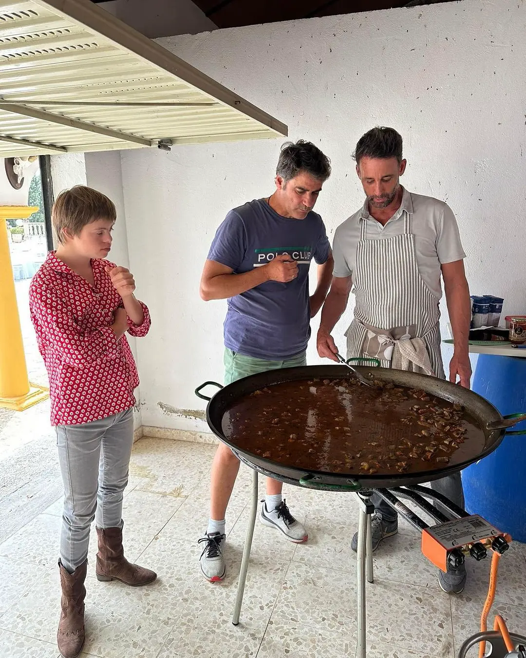 Escassi cocina una paella en Ambiciones