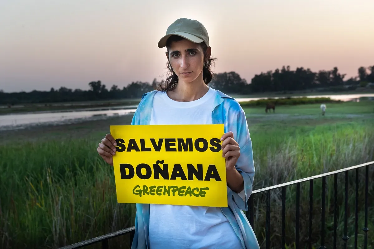 Alba Flores sujetando un cartel que pone 'Salvemos Doñana'.
