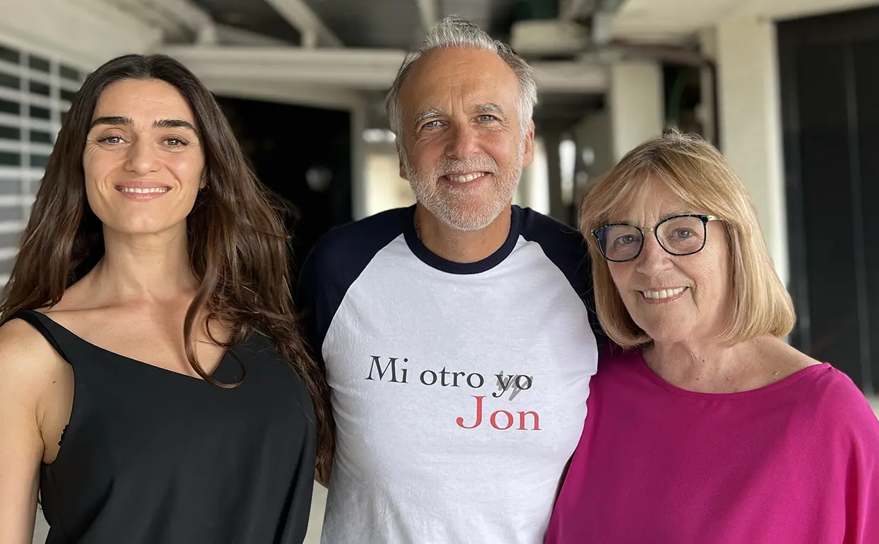 Carmen con Olivia Molina, compañera de reparto en ‘Mi otro Jon’, y Paco Arango, director de esta bonita ficción sobre la vida.