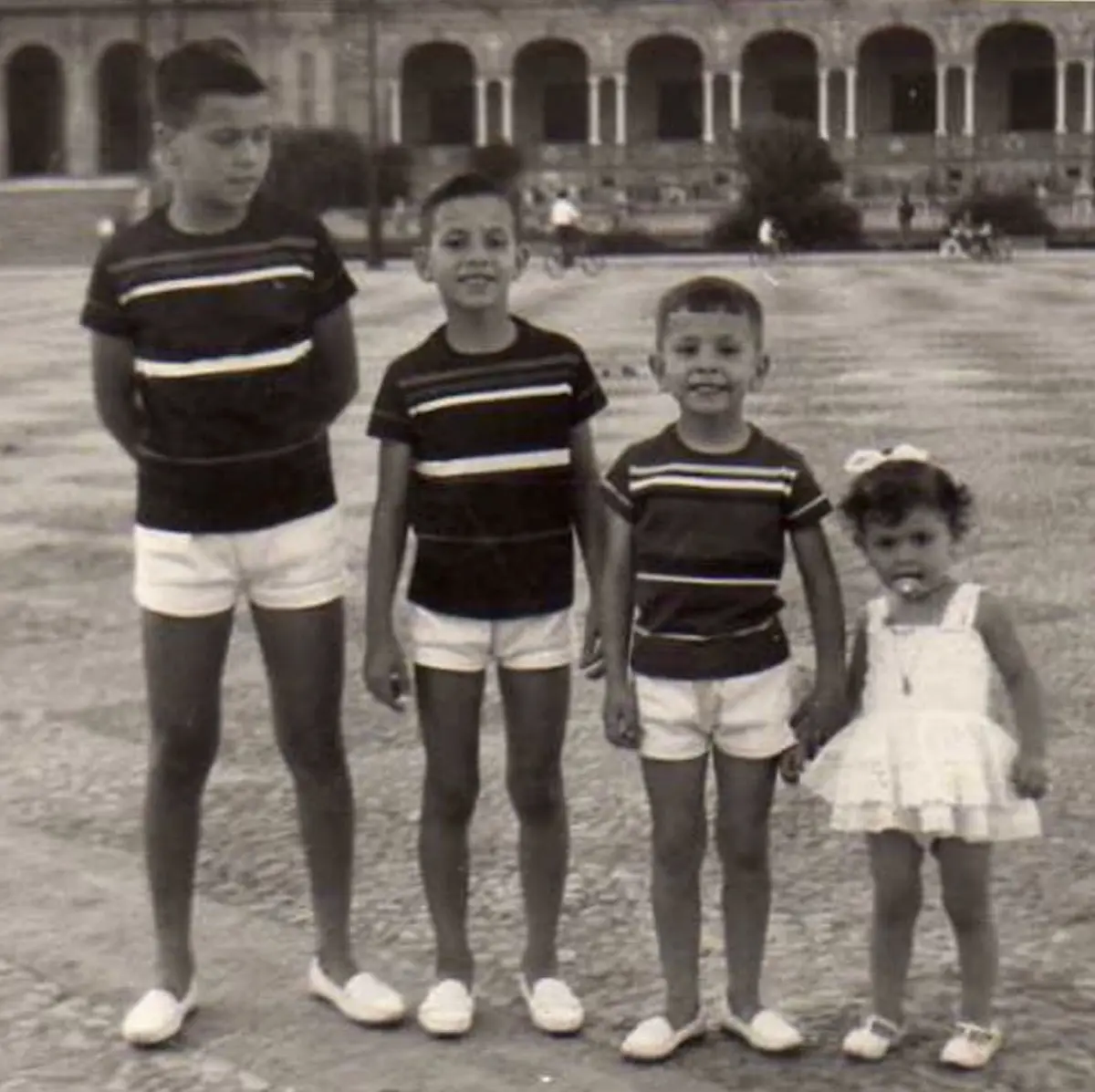 María del Monte de pequeña con sus hermanos.