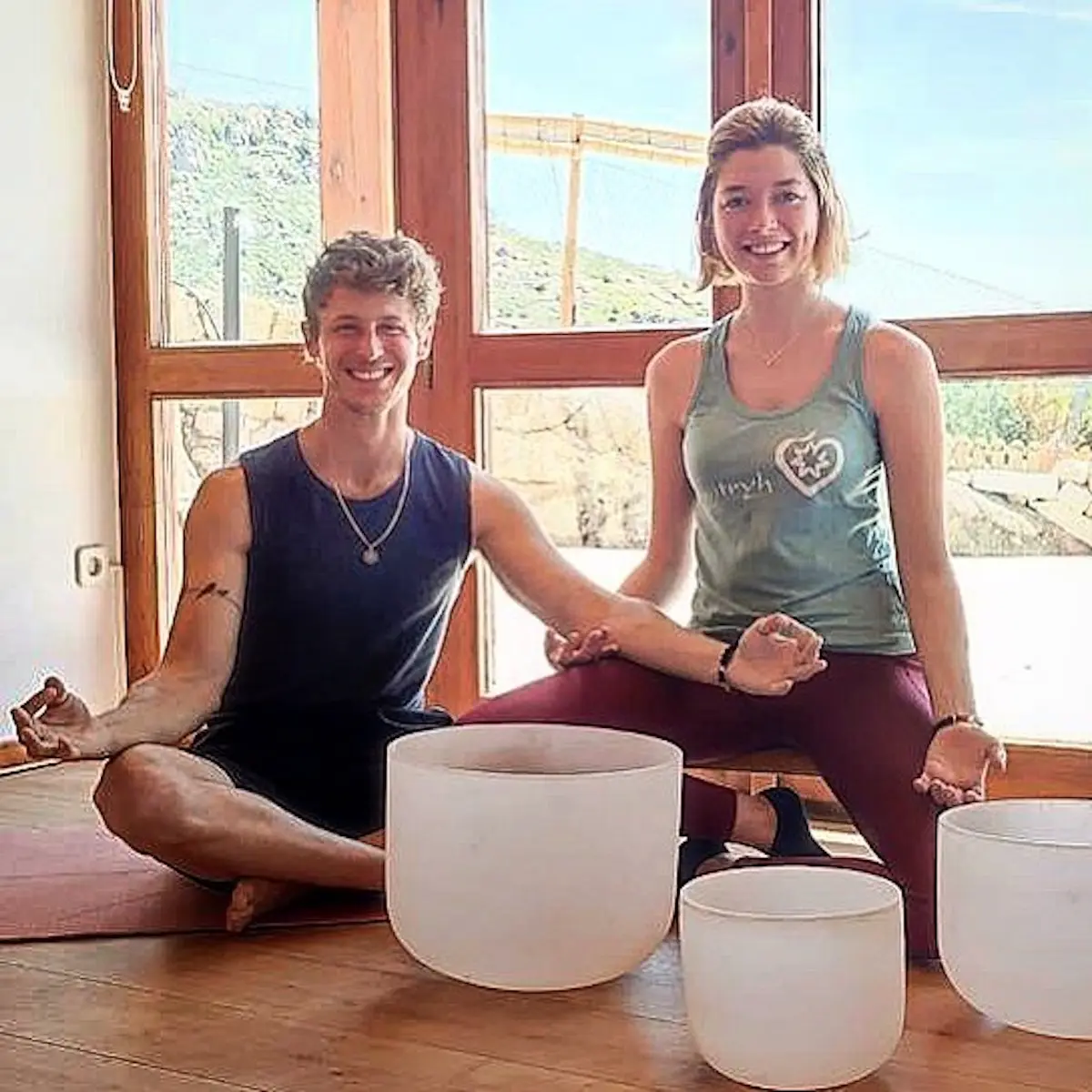 Nicolás Coronado con su novia practicando yoga en su casa en el campo.
