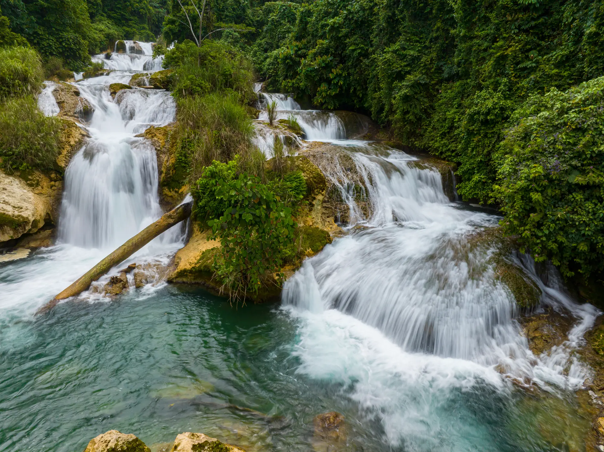 Montaña con Cascadas Tropicales. Aliwagwag Falls en Filipinas