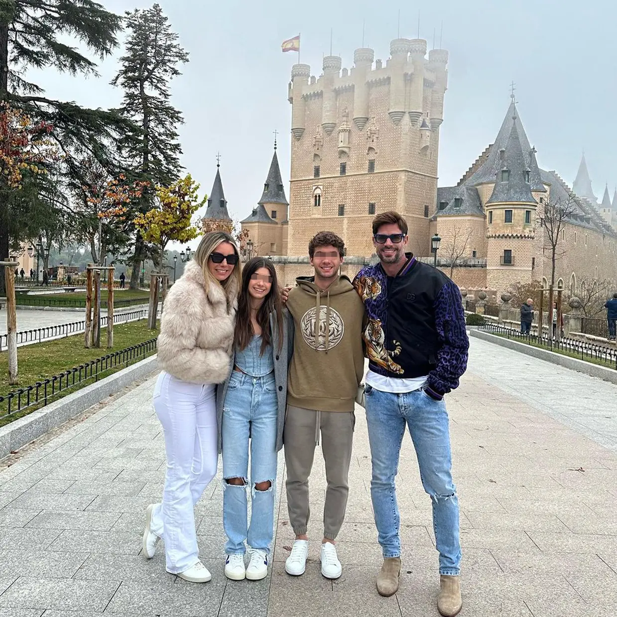 William Levy y su mujer, Elizabeth, con sus dos hijos en Segovia