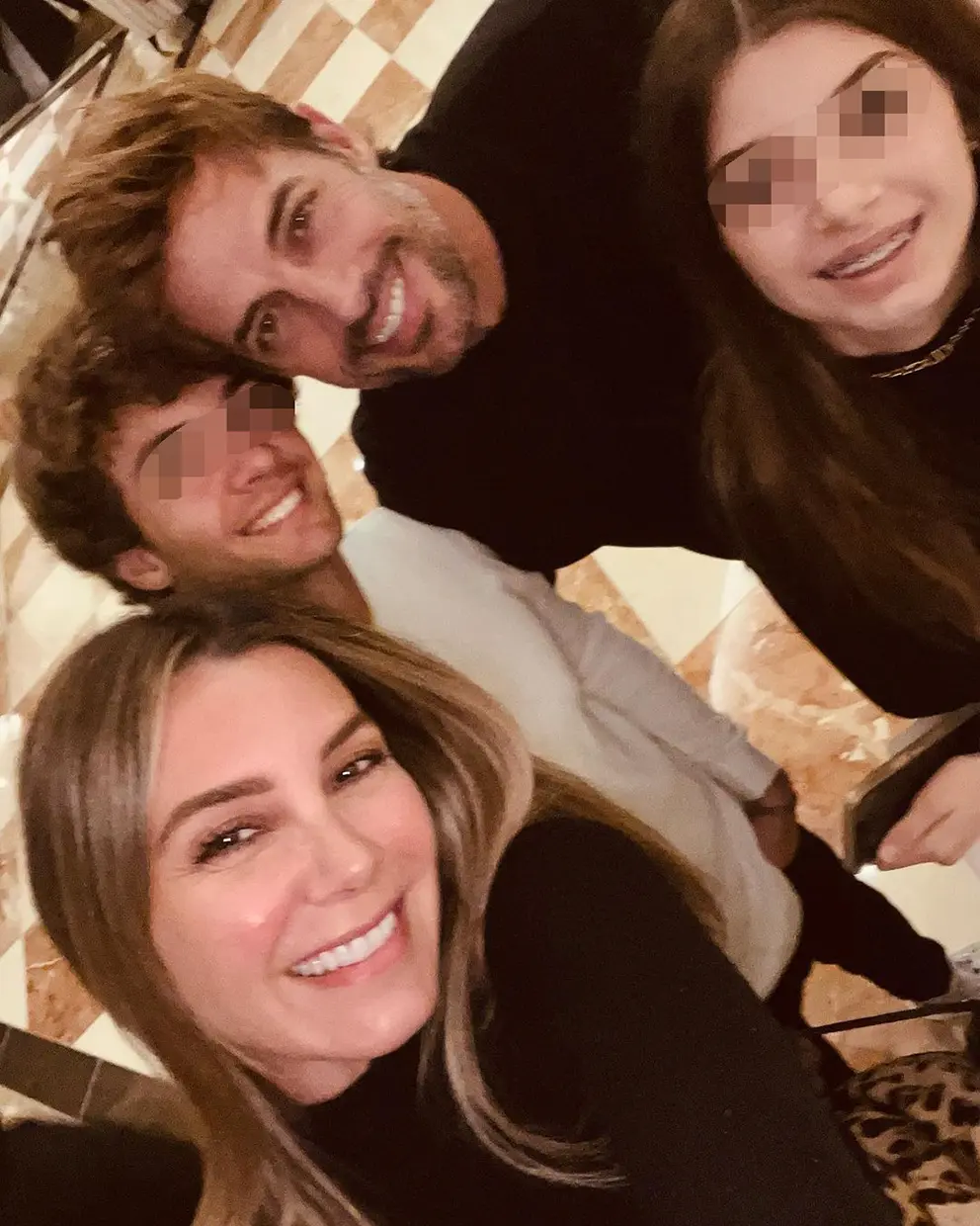 William Levy y su mujer, Elizabeth, con sus dos hijos la Navidad pasada