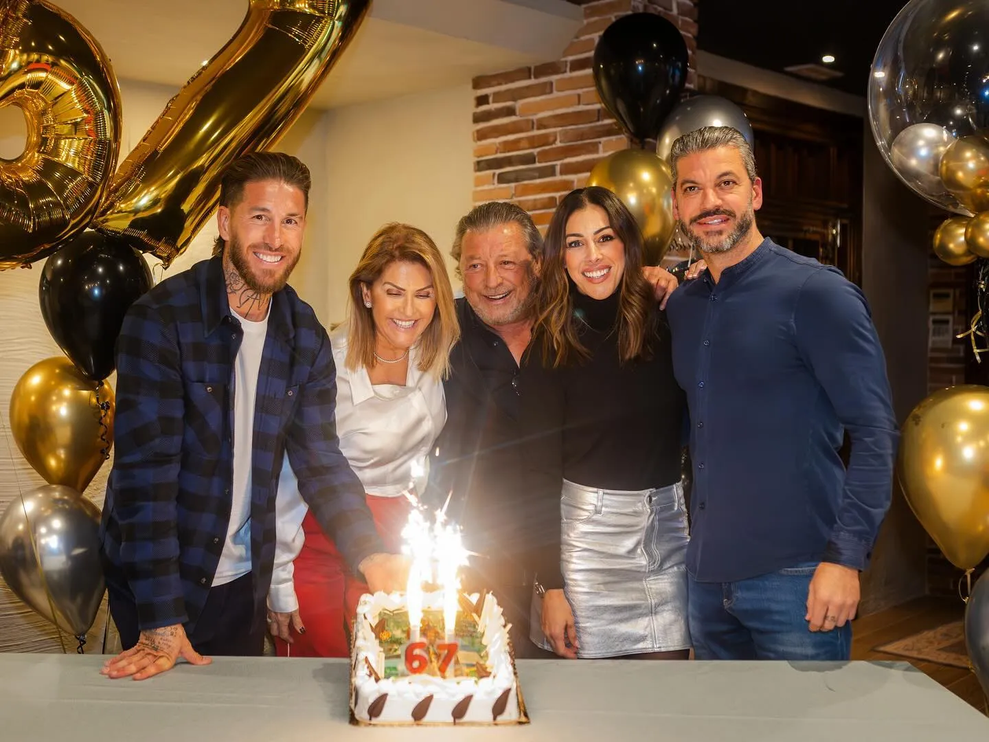 Sergio Ramos junto a sus padres y sus hermanos, en el cumpleaños de su madre.