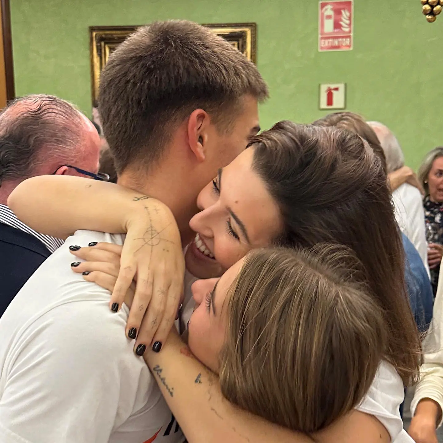 Alba Díaz dándose un abrazo con sus hermanos