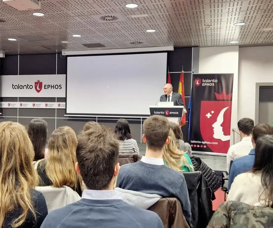 Pedro Piqueras en una escuela de formación