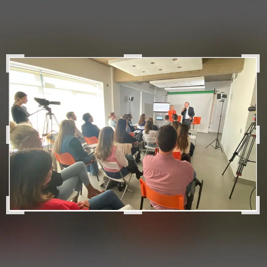 Pedro Piqueras  en una escuela de formación